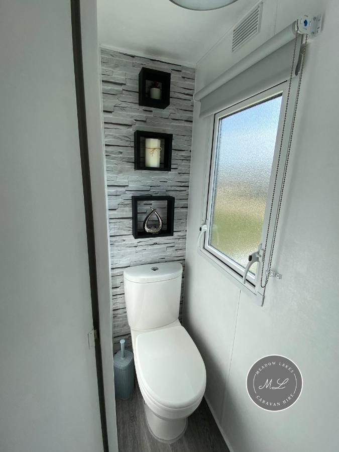 Meadow Lakes 22 - Golden Palm, Pet Friendly, Wifi, Bed Linen - Meadow Lakes Caravan & Lodge Hire سكيغنيس المظهر الخارجي الصورة
