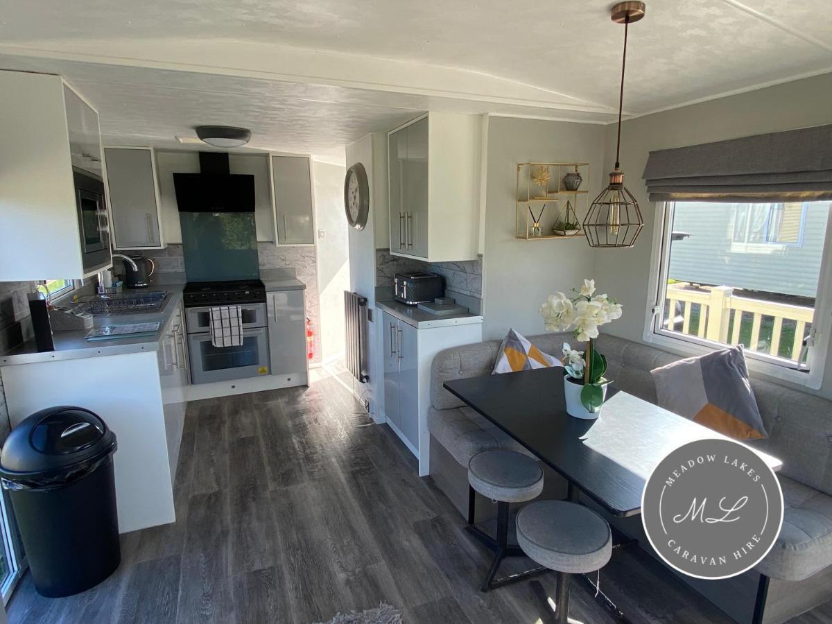 Meadow Lakes 22 - Golden Palm, Pet Friendly, Wifi, Bed Linen - Meadow Lakes Caravan & Lodge Hire سكيغنيس المظهر الخارجي الصورة